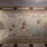 Accediamo infine all�ampio salone di rappresentanza che ci lascia incantati per la sua bellezza. Una sfarzosa cornice con conchiglie, volute vegetali e delicati fiori bianchi circonda un cielo celeste...